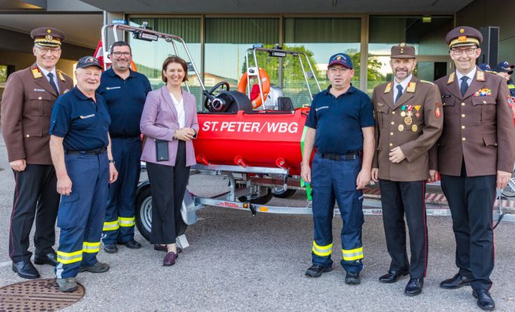 Offizielle Übergabe des Rettungsbootes an die FF St. Peter am Wimberg (Foto: Hermann Kollinger)