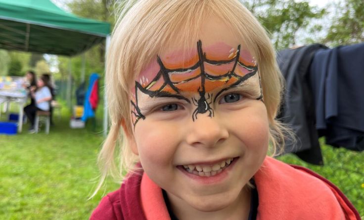 Kinderschminken beim Familienfest (Foto: Maria Rockvam)
