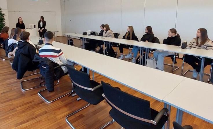 Schüler der HAK Kirchdorf zu Besuch bei Fronius in Pettenbach (Foto: hakhlw kirchdorf)