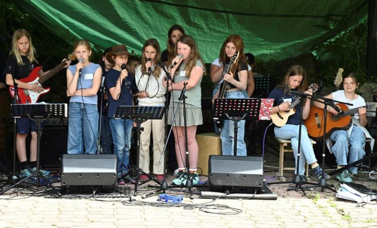 Die Schüler unterhielten das Publikum auf vielfältige Weise. (Foto: Schule an der Alm)