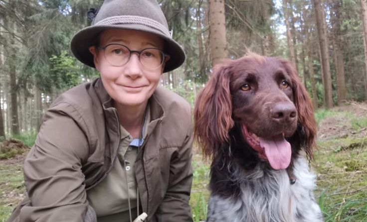 Jasmin Schinko mit ihrem Jagdhund Juri (Foto: privat)