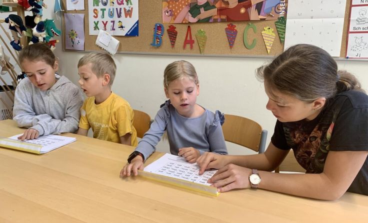 In der Volksschule Markt wird gemeinsam gelesen. (Foto: VS Kremsmünster Markt)