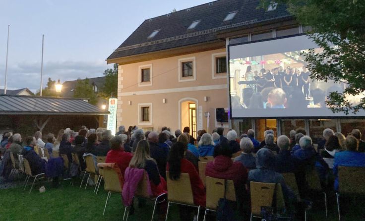 Im Pfarrgarten wird ein Film gezeigt. (Foto: Hinterwirth-Prenninger)