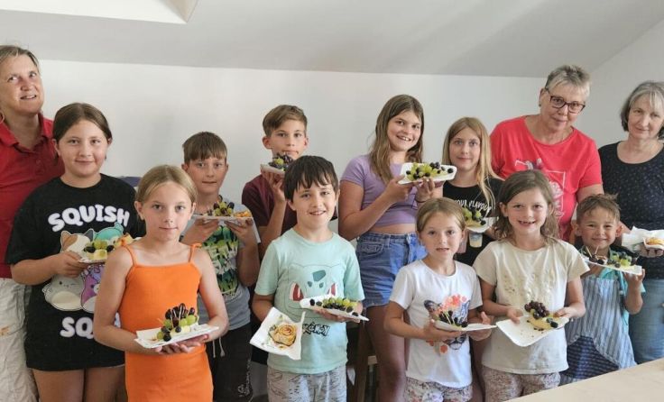 Die Mollner Kinder mit ihren köstlichen Meisterwerken (Foto: Christina Riedl)