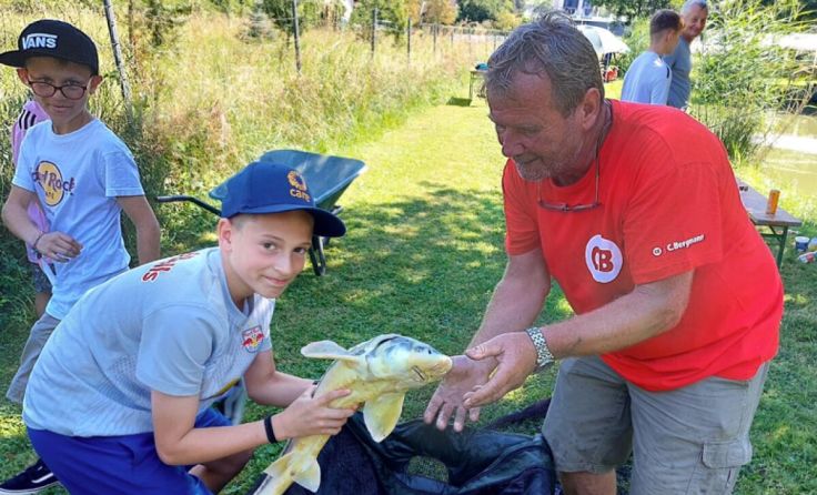 Die Schlierbacher Kinder beim Fischen (Foto: Günter Nagl)