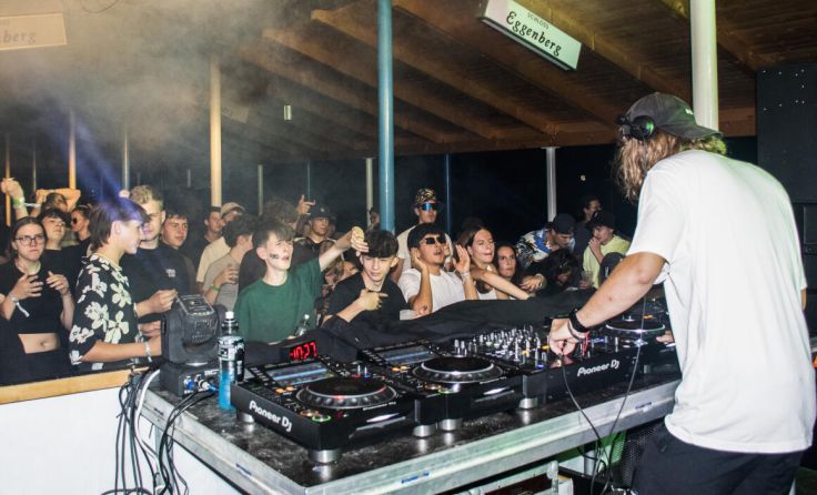 Am Skaterplatz in Kirchdorf treffen Skate-Action und Musik zusammen. (Foto: Magdalena Getz)