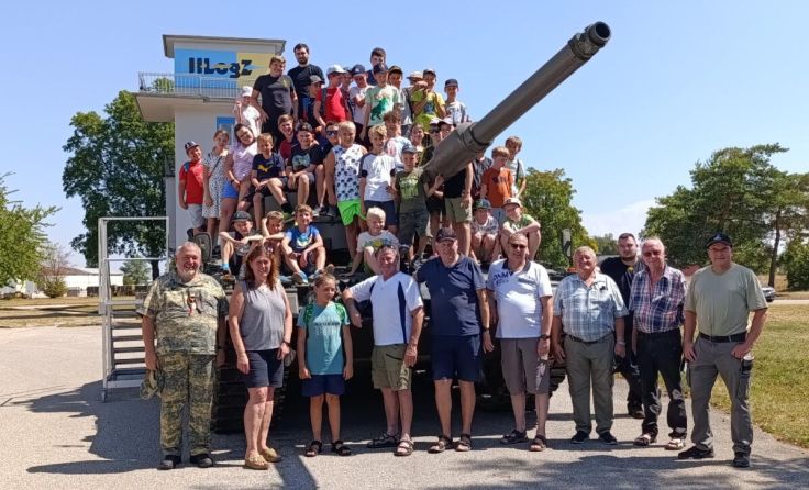 Die Kinder besichtigten einen Kampfpanzer. (Foto: Kameradschaftsbund Ried)