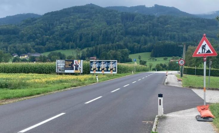 Die Einfahrt zum Ortsplatz ist weiterhin möglich, ab dort ist die Straße gesperrt. (Foto: Winter)