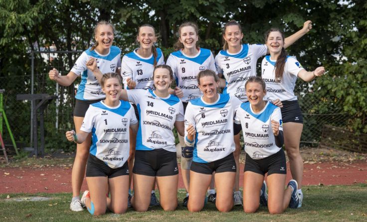 Die Bundesliga-Faustballerinnen freuen sich über den Herbstmeistertitel. (Foto: Ines Weber)