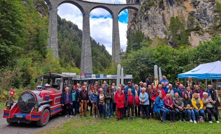Die Senioren bei der neuen Landwasserwelt mit dem sehenswerten Viadukt (Foto: Erich Braunreiter)