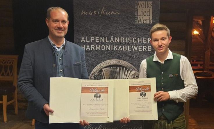 Jakob Renhardt (r.) mit seinem Lehrer Helmut Gutleder (Foto: LMS Kirchdorf)