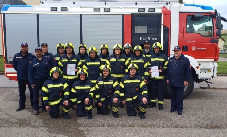 15 Kameraden legten die Branddienstleistungsprüfung in Silber ab. (Foto: FF Wartberg)