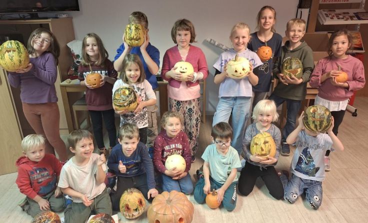 Die Kinder mit ihren Kürbis-Kunstwerken (Foto: Naturfreunde Steyrling/Klaus)