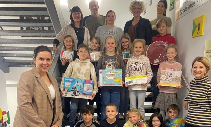 Die Schüler und Lehrer freuen sich über die neuen Materialien. (Foto: Elternverein VS Micheldorf)
