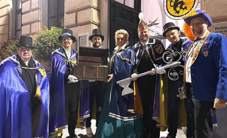 Schlüsselübergabe vor dem Rathaus (Foto: Kiridorfer Faschingsgesellschaft)
