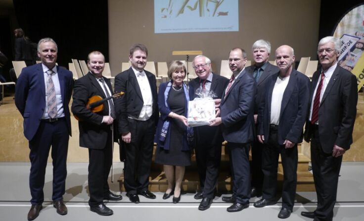 Die Neujahrsgroßeltern (4. u. 5. v.l.) wurden beim Neujahrskonzert geehrt. *Foto: Gemeinde