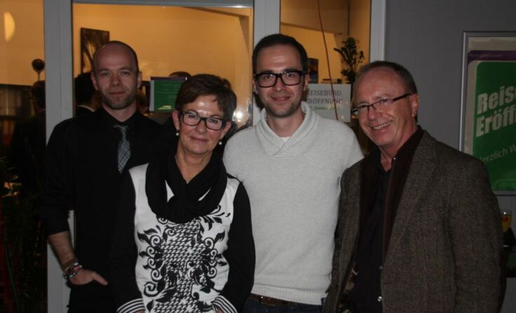 Jungunternehmer Volker Kandlbinder (2.v.r.) mit seinen Eltern und Bruder Jochen (l.)