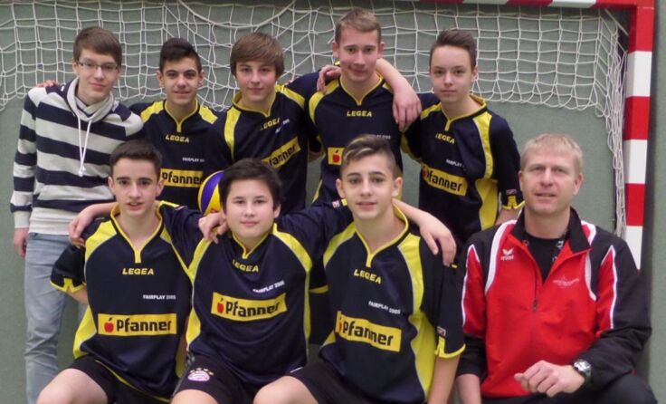 Die erfolgreichen Schüler mit Trainer Robert Zoister (r. vorne)*Foto: SNMS Enns