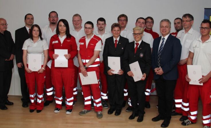 Zahlreiche Beförderungen im Rahmen der Ortsstellenversammlung des RK Enns.* Foto: Hudec / RK Enns