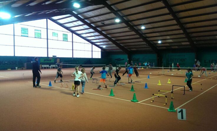 Die Ennser Volksschüler lernten auf spielerische Weise die Sportart Tennis kennen. Foto: ASKÖ Enns