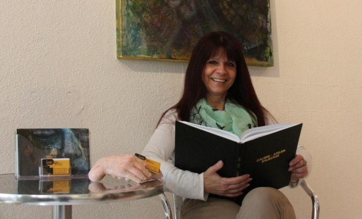 Künstlerin Brigitte Rauecker stellt ihre Werke im Ennser Schlosspark aus.