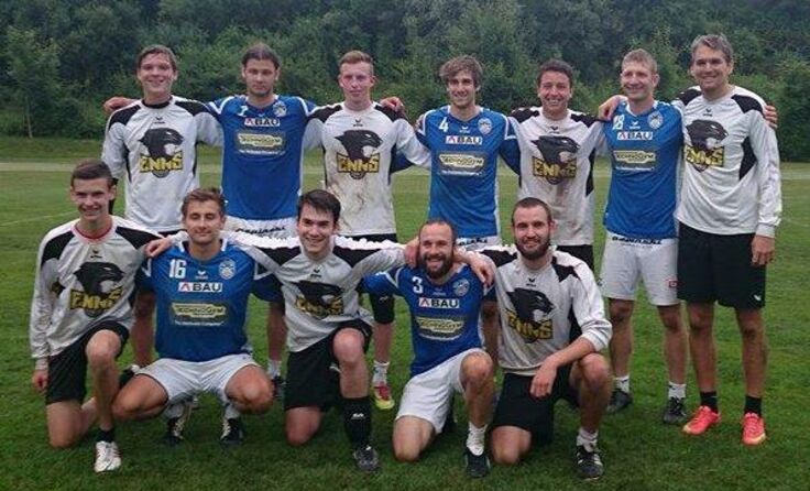 Die Ennser Faustballern (in weiß) mit ihren Gegnern aus Urfahr.