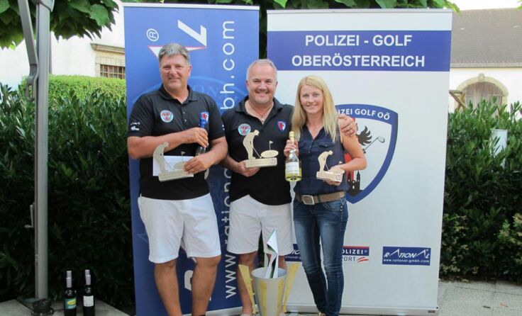 Hermann Rohm (m.) krönte sich zum vierten Mal zum Polizeigolf-Landesmeister.