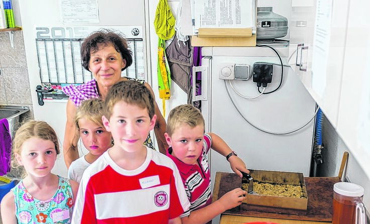 Die Kinder haben unter der Anleitung von Gertraud Fuchsberger Müsliriegel gebacken.