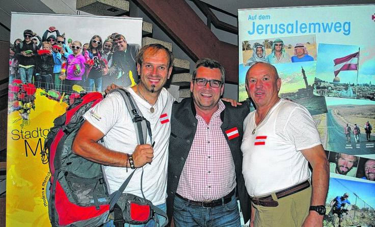 Bürgermeister Paul Mahr begrüßte Johannes Aschauer (l.) und David Zwilling (r.) in Marchtrenk.