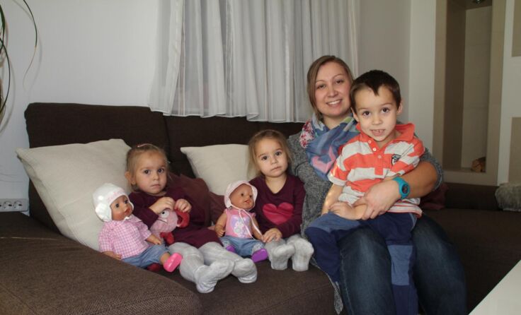 Liam Weingartner mit seiner Mama Kerstin und seinen Schwestern, den Zwillingen Selina und Eliana.