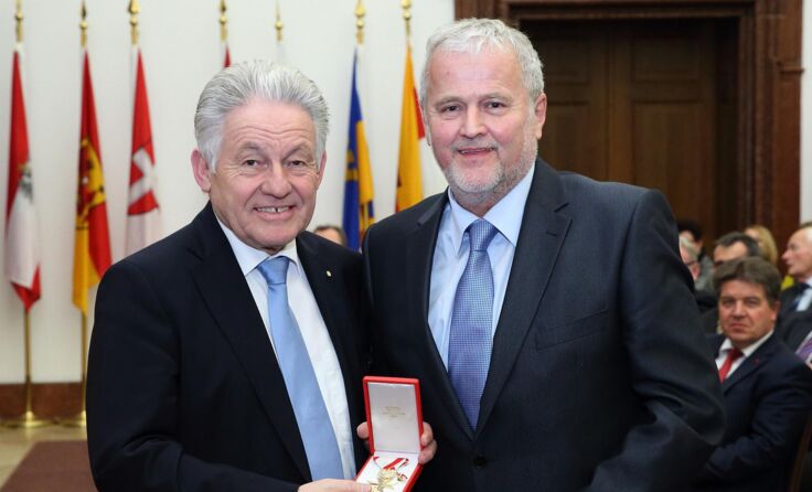 Landeshauptmann Josef Pühringer mit den Geehrten Johann Auer (v.l.) Foto: Land OÖ/Stinglmayr