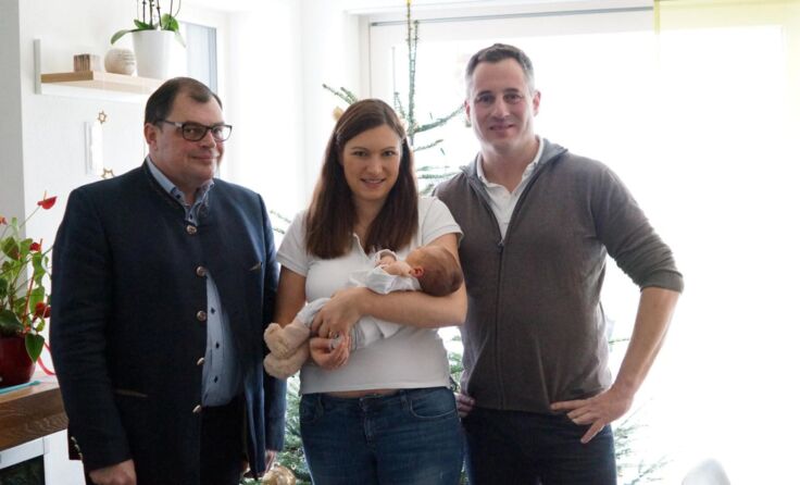 Bürgermeister Harald Piritsch (l.) mit der Familie Berger. Foto: Gemeinde