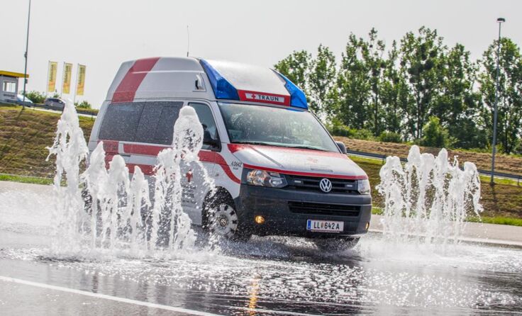 Auch Einsatzkräfte werden im sicheren Umgang mit Fahrzeugen geschult. Foto: ÖAMTC Fahrtechnik