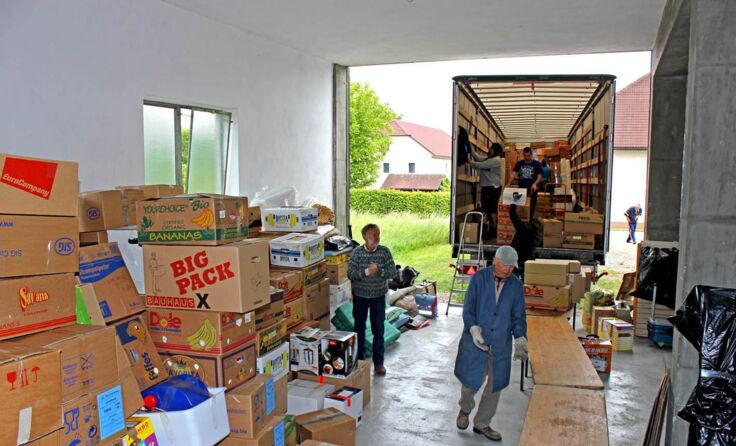 In einer Garage in Katzbach werden Lastwagen mit Sachspenden beladen. Foto: Cirtek
