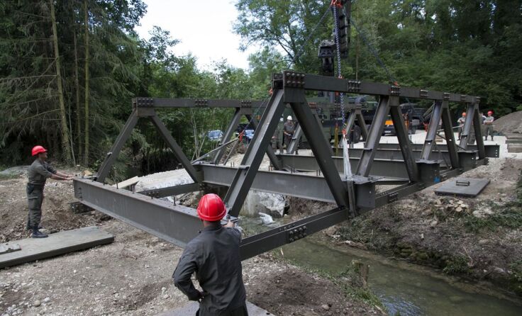 Die Brücke wird mittels einem Kran über den Wimbach gehoben. Foto: BH/Simader