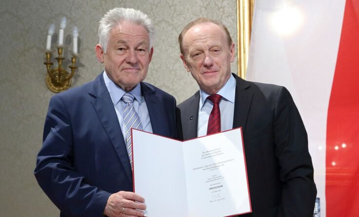 Landeshauptmann Josef Pühringer ehrte Walter Rescheneder (r.) Foto: LandOÖ/Kraml