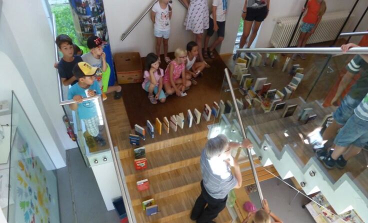 Das Bücher-Domino ging durch das ganze Pfarrzentrum.Foto: I. Stieger