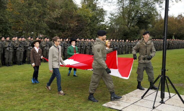 Gemeinsames Flagge hissen. Foto: Bundesheer/Simader