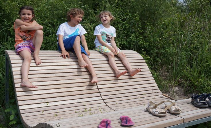 Die Wellenliegen im Bad Wimsbach genießen auch die Kinder. Foto: M. Neudorfer