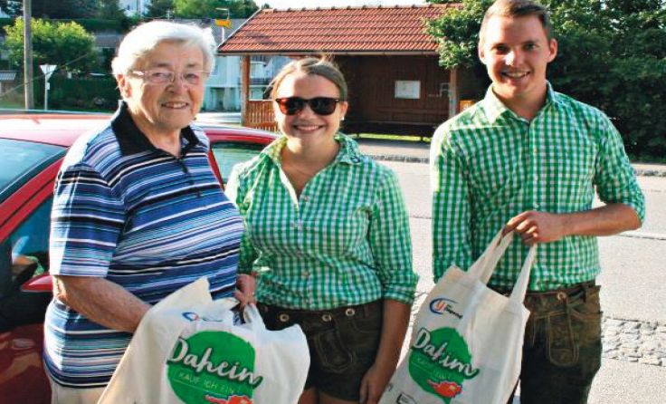 Landjugend-Mitglieder haben Stofftaschen verteilt. Foto: Gemeinde 
