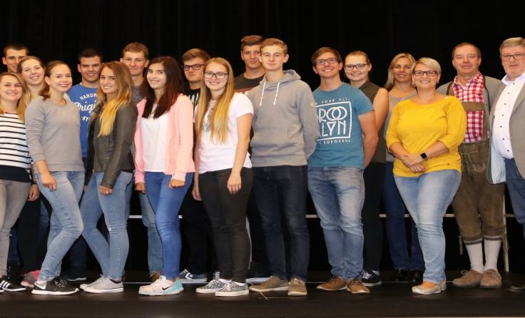 Die jungen Erwachsenen aus Edt mit der Gemeindevertretung. Foto: Alfred Wolf
