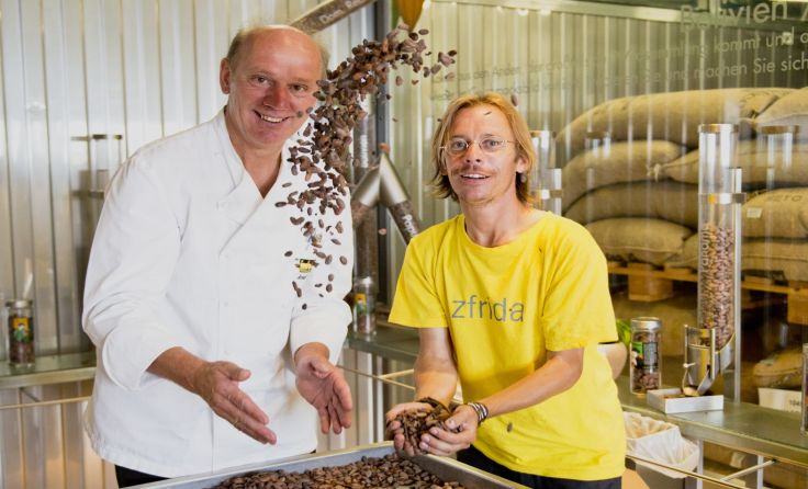 Schokoladenfabrikant Josef Zotter mit Gregor Sieböck (v.l.). Foto: G. Sieböck