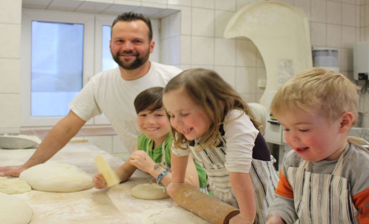 Bäcker Günther Fuchshuber mit dem Nachwuchs in der Backstube. Foto: Fuchshuber