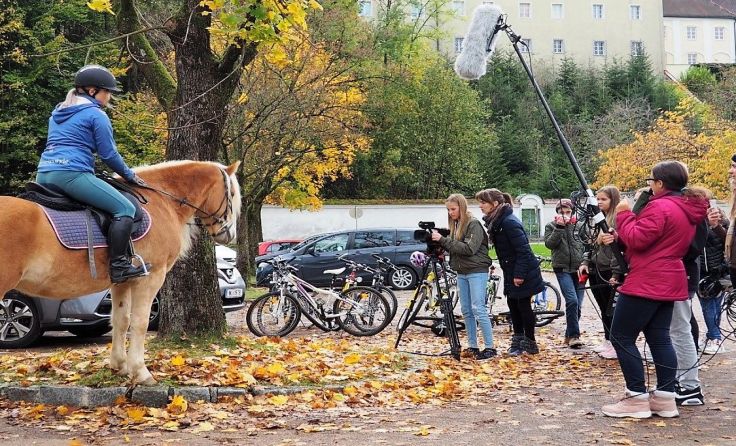 Zum Thema Nachhaltigkeit im Ort unterwegs – die Schüler aus Steinerkirchen. Foto: Lewel