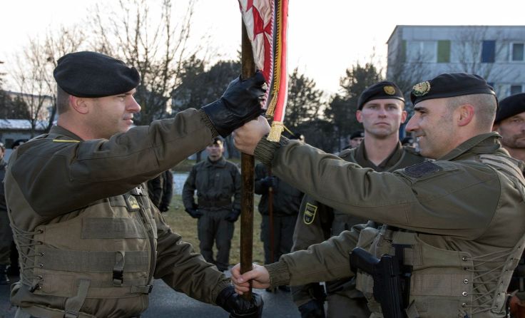 Gregor Scheucher (l.) übergibt die Standarte an Martin Bogenreiter. Foto: Bundesheer/Simader