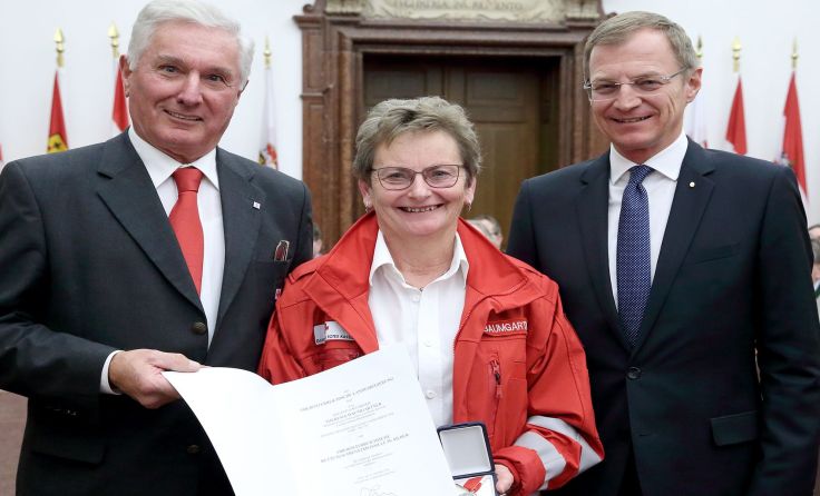 Die OÖ. Rettungsdienstmedaille in Silber an Theresia Baumgartner. Foto: Land OÖ/D. Stinglmayr
