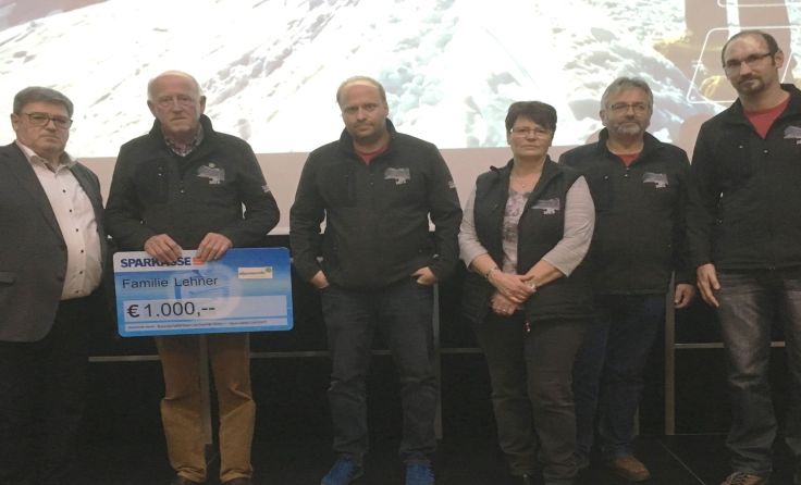 Die Bewirtschafter der Lambacher Hütte mit Bürgermeister Max Riedlbauer (l.). Foto: Alpenverein