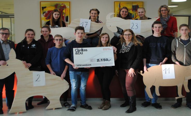 Das gesammelte Geld wird an die Caritas übergeben. Foto: abz