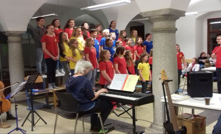 Der Schulchor unter der Leitung von Matthias Achleitner. Foto: I. Brandl
