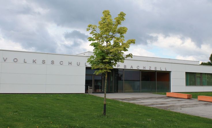 Die Schule wird aufgestockt.